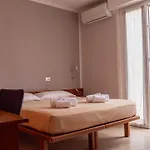 Tecla Hotel *